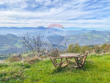 Foto Case semi ndipendenti a Montese di 240 m² con 4 locali in vendita