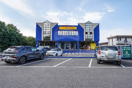 Foto Attività commerciale in via Adda, Bellusco Bellusco II di 210 m²