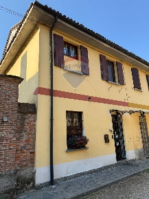 Foto Case semi ndipendenti a Vellezzo Bellini Centro di 155 m² con 3 locali