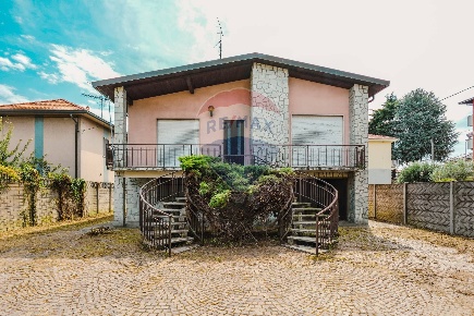 Foto Casa indipendente in via quintino sella, Busto Arsizio Beata Giuliana