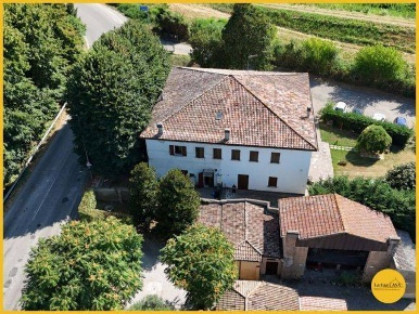 Foto Villa a schiera a Molinella di 198 m² con 6 locali in vendita