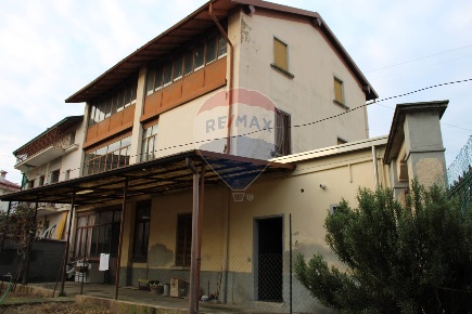 Foto Casa indipendente a Bottanuco di 250 m² con 7 locali in vendita