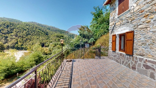 Foto Appartamento a Carro di 85 m² con 3 locali in vendita