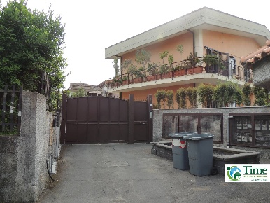 Foto Magazzino in Via rende, Gravina di Catania Centro di 196 m² in vendita