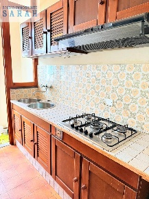 Foto Appartamento in Via Puccini, Viareggio Centro di 90 m² con 5 locali