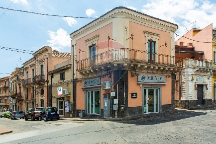 Foto Casa indipendente in via Iv Novembre, Aci Catena Centro di 325 m²