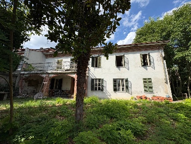Foto Rustico in strada San Dionigi, Montechiaro d'Asti Centro di 347 m²
