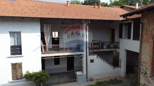 Foto Appartamento in Via Mazzni, Lozza di 254 m² con 4 locali in vendita