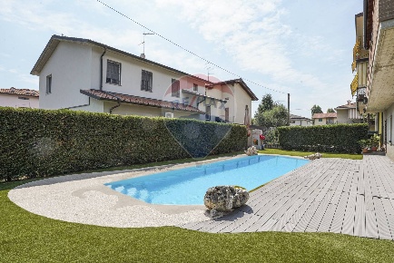 Foto Villa unifamiliare in VIA CASCINE, Levate di 510 m² con 13 locali
