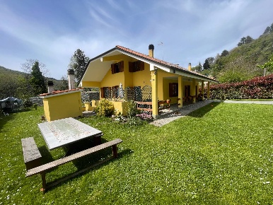 Foto Villa singola a Stella di 236 m² con 10 locali in vendita