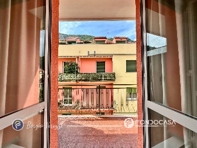 Foto Appartamento in Via Generale Arnaldi, Finale Ligure Centro di 64 m²