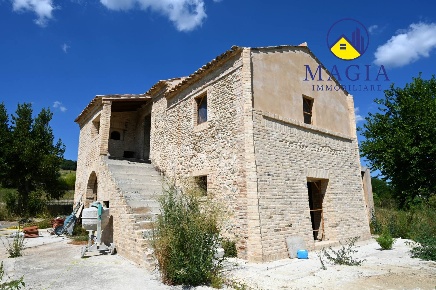 Foto Rustico a Spinetoli Centro di 180 m² con 8 locali in vendita