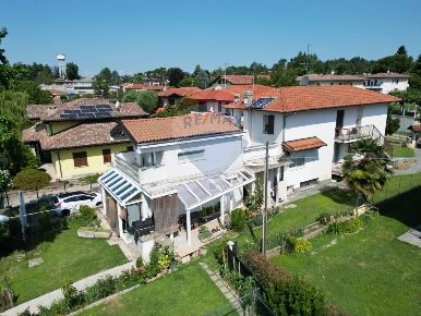 Foto Villa bifamiliare in Via Laghetto, Albizzate di 290 m² con 5 locali