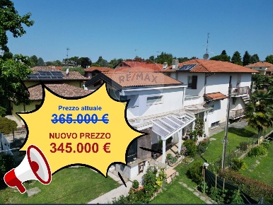 Foto Villa bifamiliare in Via Laghetto, Albizzate di 290 m² con 5 locali