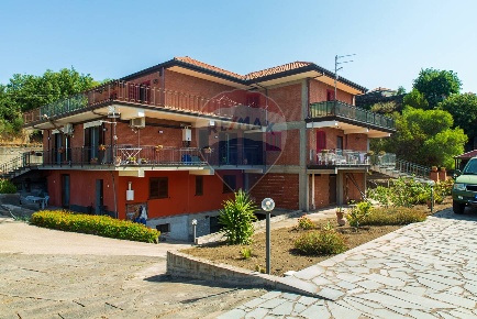 Foto Appartamento in via l'aquila, Mascalucia Centro di 171 m² con 7 locali