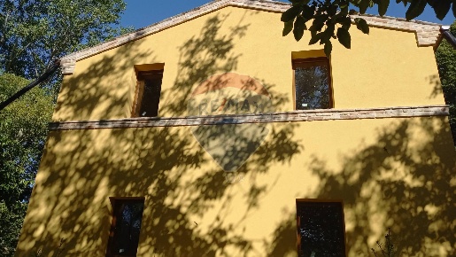 Foto Rustico a Mogliano di 310 m² con 3 locali in vendita