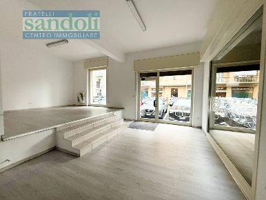 Foto Ufficio in Via Ugo Foscolo, Vercelli Semicentro di 70 m² con 2 locali