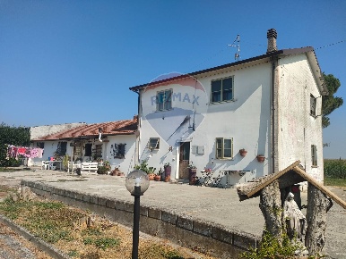 Foto Casa indipendente in bucarona, Copparo Centro di 240 m² con 10 locali