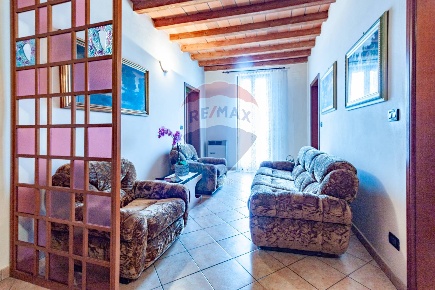 Foto Casa indipendente a Marcaria Centro di 400 m² con 10 locali in vendita