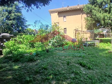 Foto Villa singola in VIA GIOSUE' CARDUCCI, Saronno di 190 m² con 5 locali