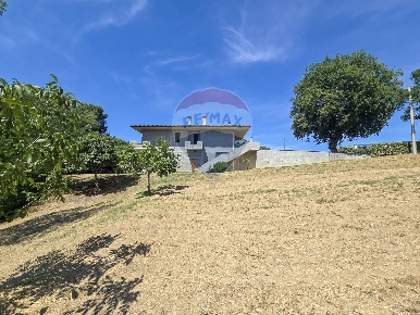 Foto Casa indipendente in via canale, Torrevecchia Teatina di 300 m²