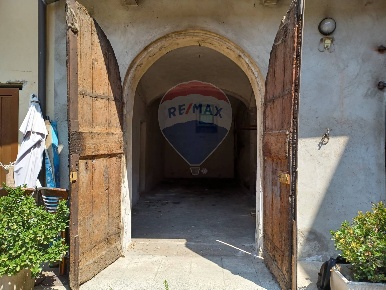 Foto Box in piazza Martiri della Libertà, Galliate di 32 m² con 1 locali