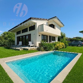 Foto Villa unifamiliare a Pietrasanta di 235 m² con 6 locali in vendita