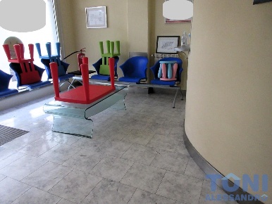 Foto Locale commerciale a Empoli Stazione - Agenzia delle Entrate di 120 m²