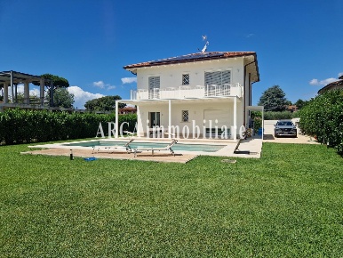 Foto Villa unifamiliare a Pietrasanta di 160 m² con 6 locali in vendita