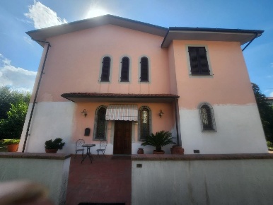 Foto Villa unifamiliare a Lucca Santissima Annunziata di 165 m² in vendita
