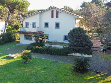 Foto Villa unifamiliare a Massa Ronchi - Poveromo di 387 m² con 9 locali