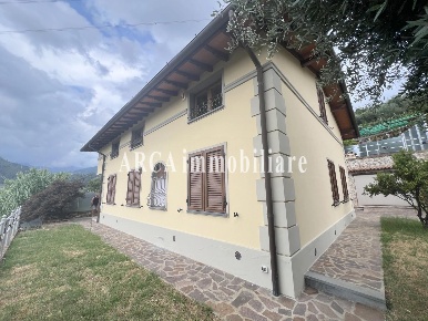 Foto Villa unifamiliare a Pietrasanta di 1798 m² con 8 locali in vendita
