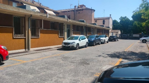 Foto Locale commerciale a Ravenna di 176 m² con 9 locali in vendita