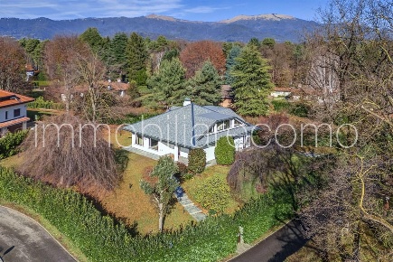 Foto Villa unifamiliare in via per montorfano, Como di 420 m² con 8 locali