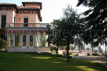 Foto Villa unifamiliare a Cernobbio di 750 m² con 10 locali in vendita