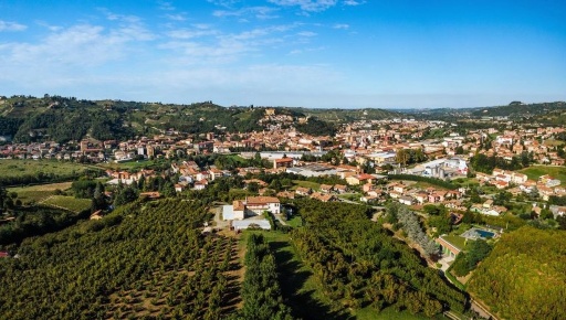 Foto Rustico in via Regione Pianezzo s.n.c, Canelli di 465 m² con 9 locali