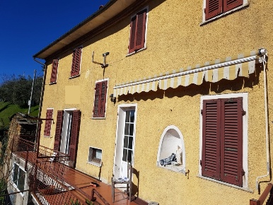 Foto Rustico a Seravezza di 180 m² con 10 locali in vendita