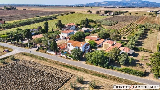 Foto Rustico a Piombino di 250 m² con 8 locali in vendita