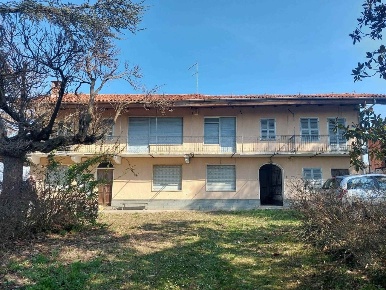 Foto Rustico a Farigliano di 760 m² con 12 locali in vendita