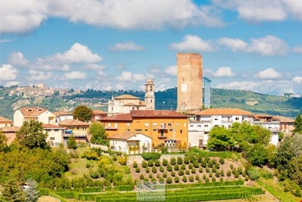Foto Rustico a Barbaresco Centro di 1100 m² con 10 locali in vendita