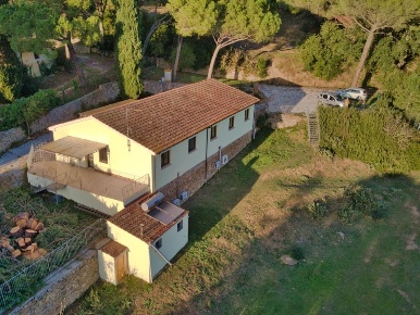 Foto Rustico a Suvereto di 250 m² con 10 locali in vendita