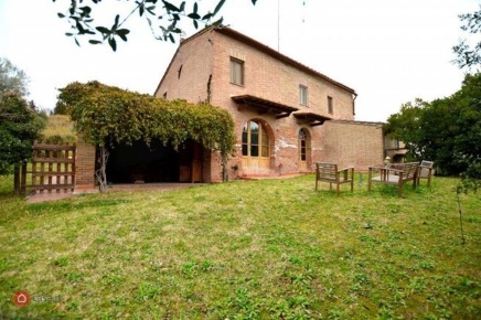 Foto Rustico a Asciano di 335 m² con 10 locali in vendita