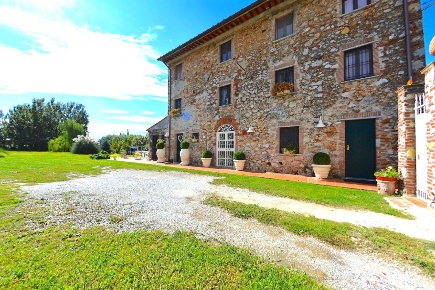 Foto Rustico a Camaiore di 200 m² con 8 locali in vendita