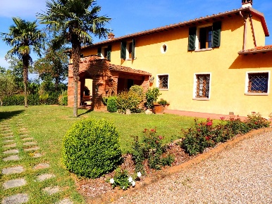 Foto Casale a Fucecchio Massarella di 300 m² con 12 locali in vendita