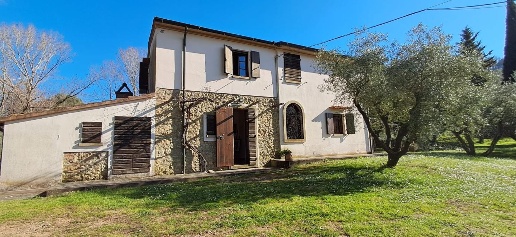 Foto Casale a Montescudaio di 330 m² con 9 locali in vendita