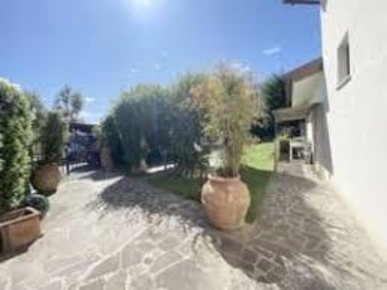 Foto Casale a Pontedera Centro di 600 m² con 15 locali in vendita