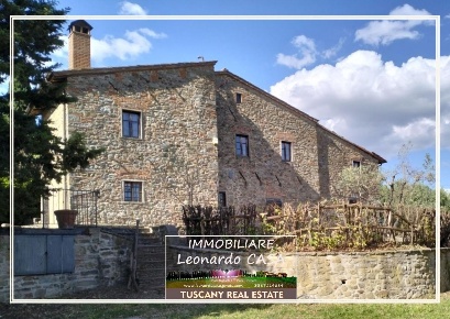 Foto Casale a Carmignano Centro di 300 m² con 7 locali in vendita