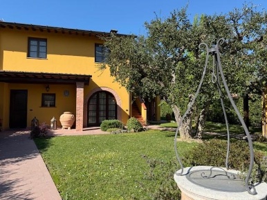 Foto Casale a Fucecchio di 150 m² con 6 locali in vendita