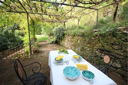 Foto Casale a Buti di 240 m² con 10 locali in vendita