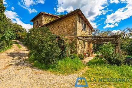 Foto Casale a Lamporecchio Centro di 440 m² con 11 locali in vendita